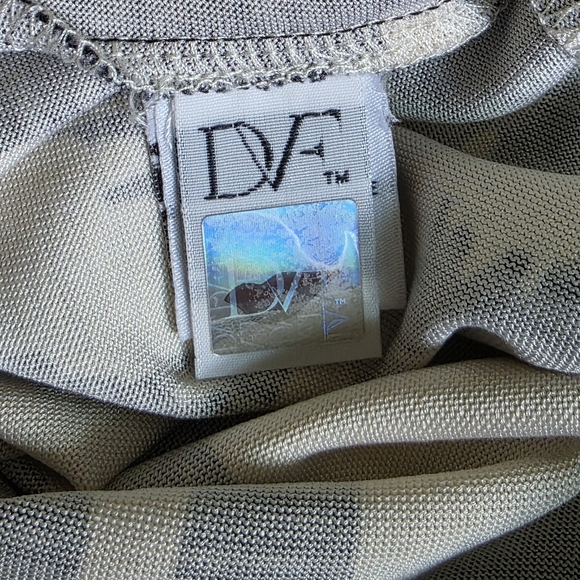 Diane Von Furstenberg Zoe Silk Dress, Size 2 - Picture 7 of 8